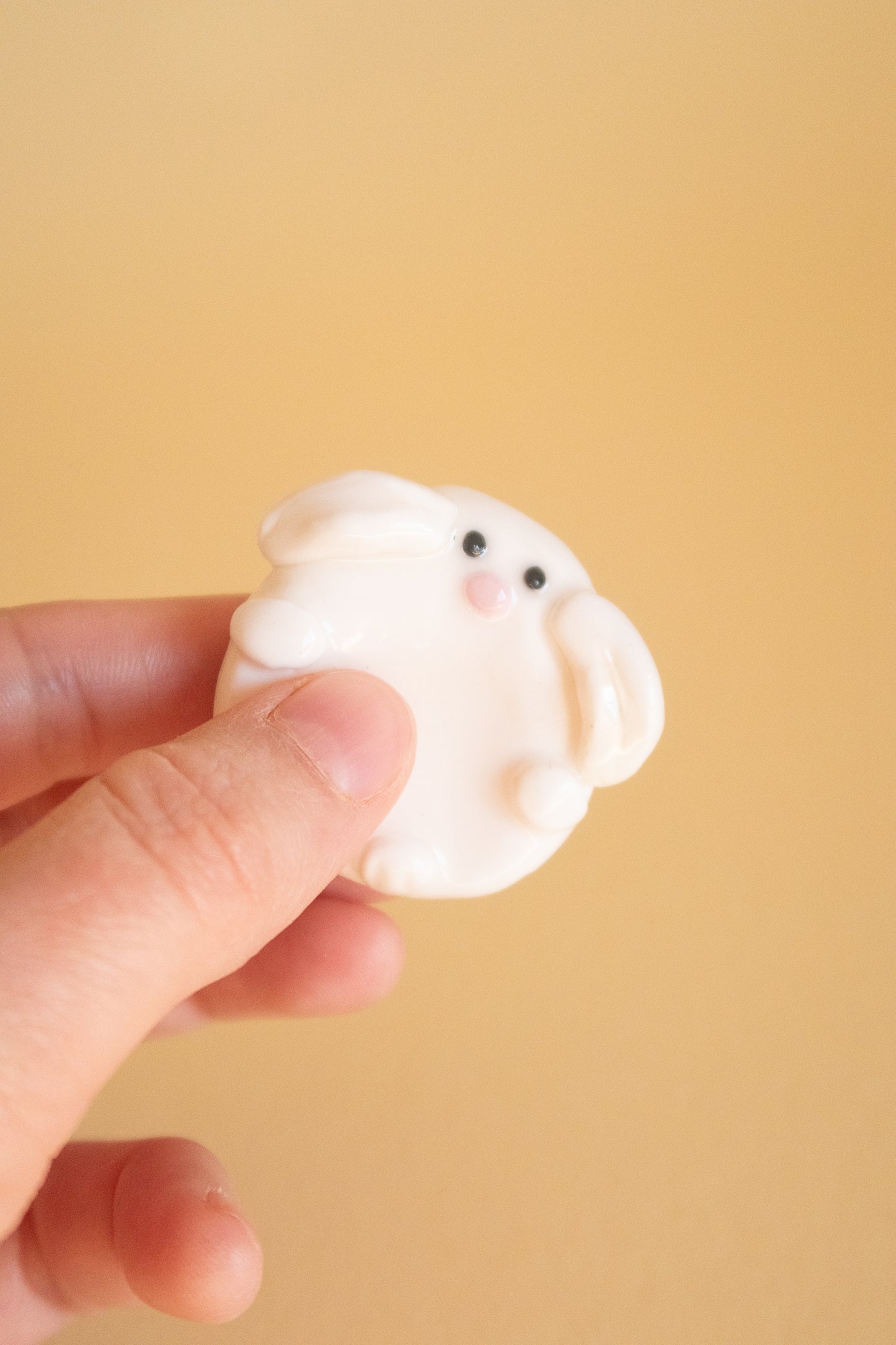 WeiĂer Hase Fidget Toy Sorgenstein aus Polymer Clay fĂŒr Stressabbau und Entspannung