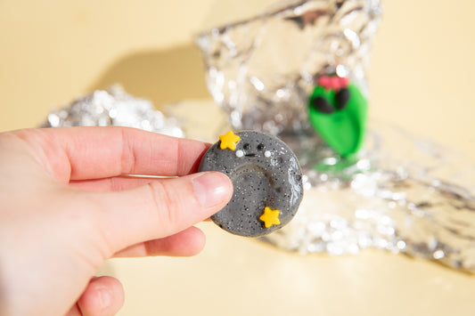Kleiner Mond Sorgenstein aus Polymer Clay, minimalistisch gestaltet