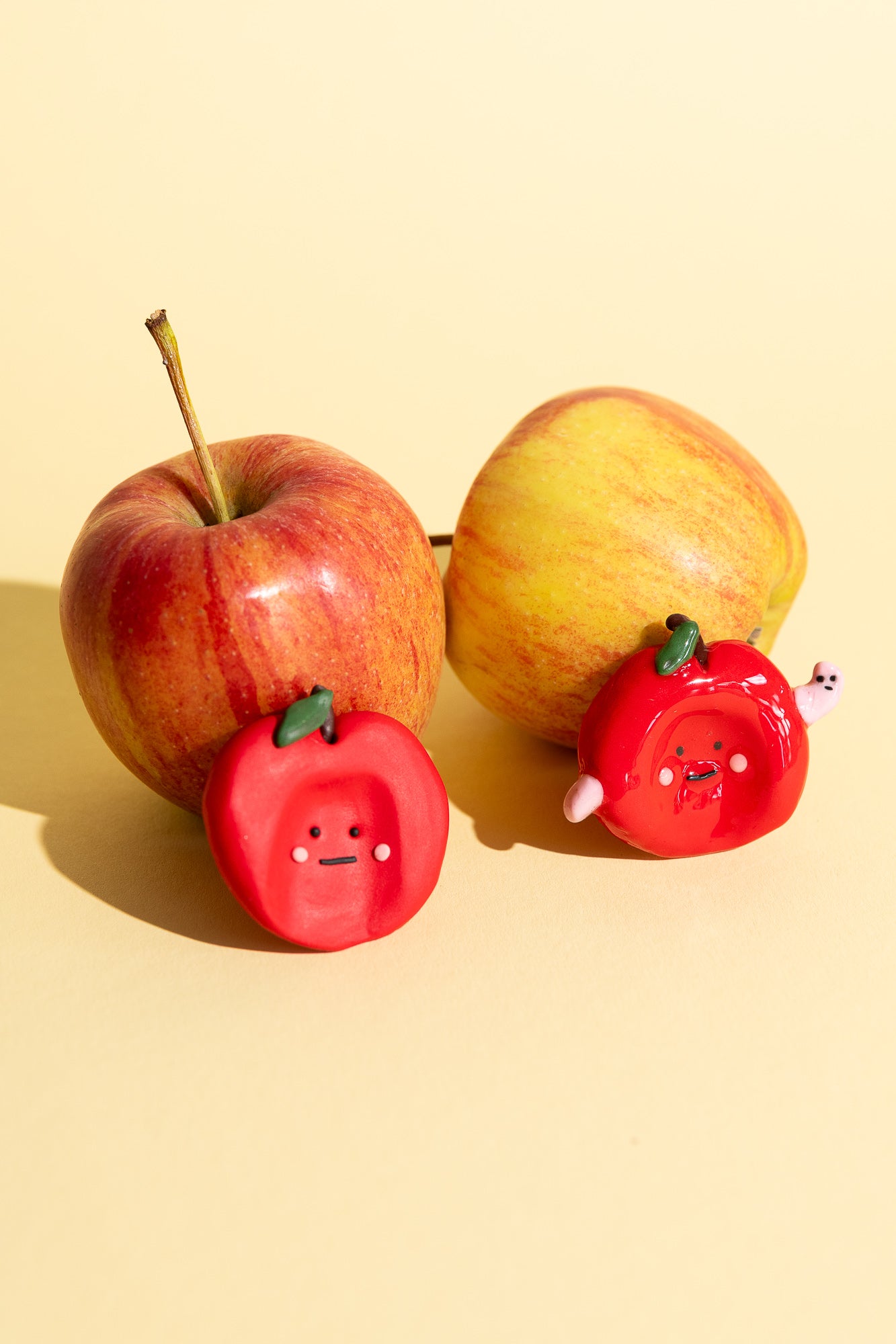 Handgefertigter Apfel-Sorgenstein aus Polymer Clay mit kleinem Wurm-Detail als verspielter Fidget- und Stimming-Stein.