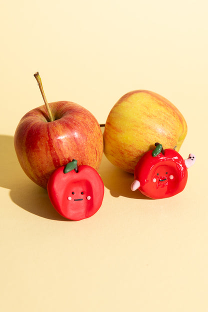 Handgefertigter Apfel-Sorgenstein aus Polymer Clay mit kleinem Wurm-Detail als verspielter Fidget- und Stimming-Stein.