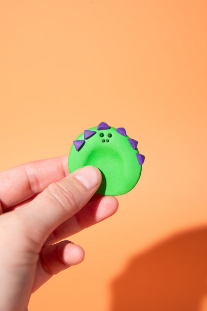 Dino-Sorgenstein aus Polymer Clay als diskrete Unterstützung für Konzentration, Entspannung und Selbstregulation.