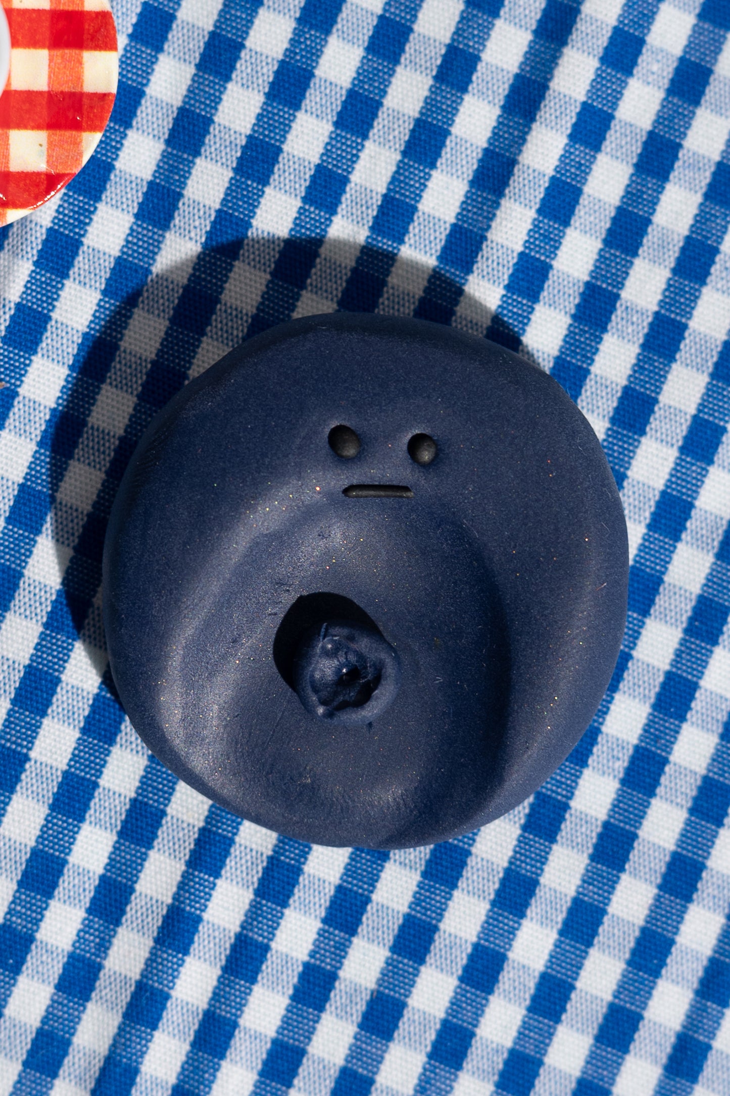 handgemachter Blaubeer Sorgenstein matte Oberfläche mit strukturierter Mini Blaubeere