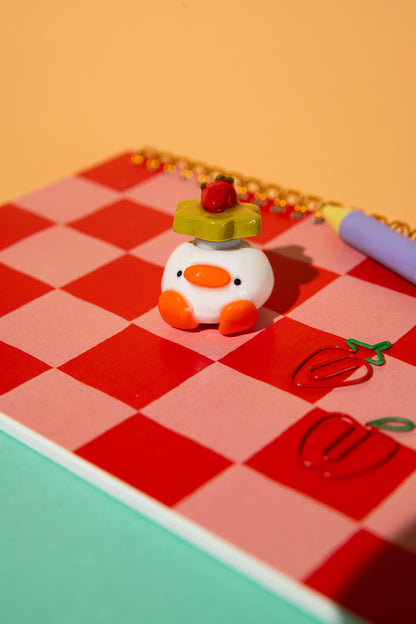 Fidget Spinner Gans mit Erdbeere von oben – handgemachtes Einzelstück aus Polymer Clay