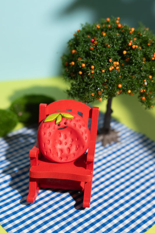 mattes Erdbeer Fidget Toy Sorgenstein handgemacht aus Polymer Clay strukturierte Oberfläche