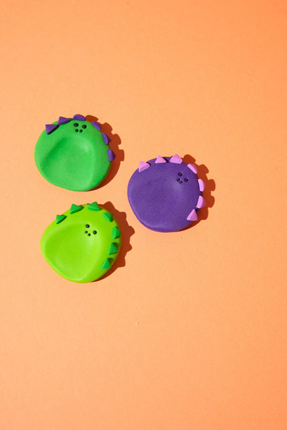 Lila Dino-Sorgenstein mit strukturierter Oberfläche für sensorische Stimulation und beruhigendes Stimming.
