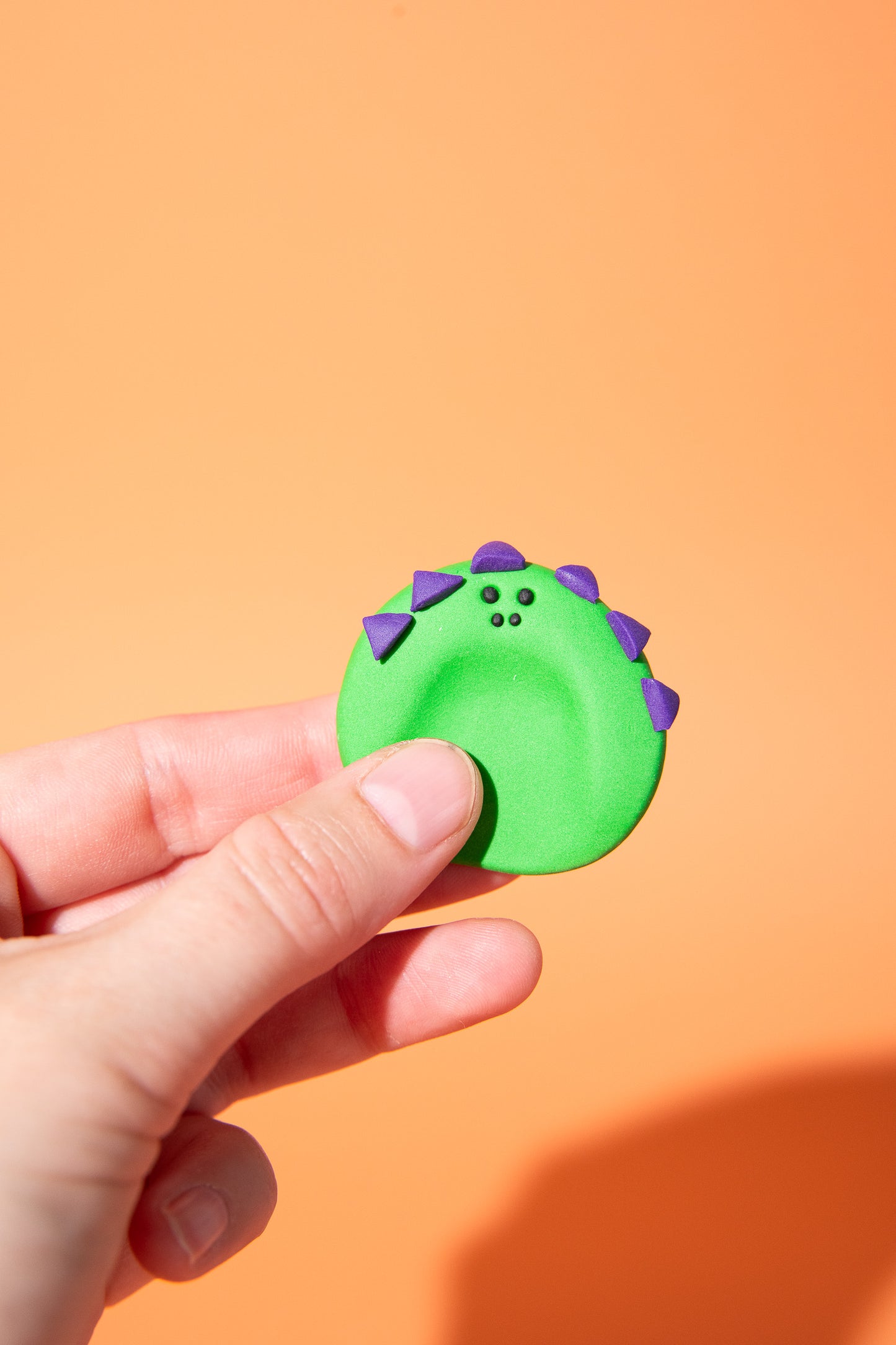Kompakter Sorgenstein in Dinoform für die Hosentasche, geeignet für Stimming und Fidgeting im Alltag.