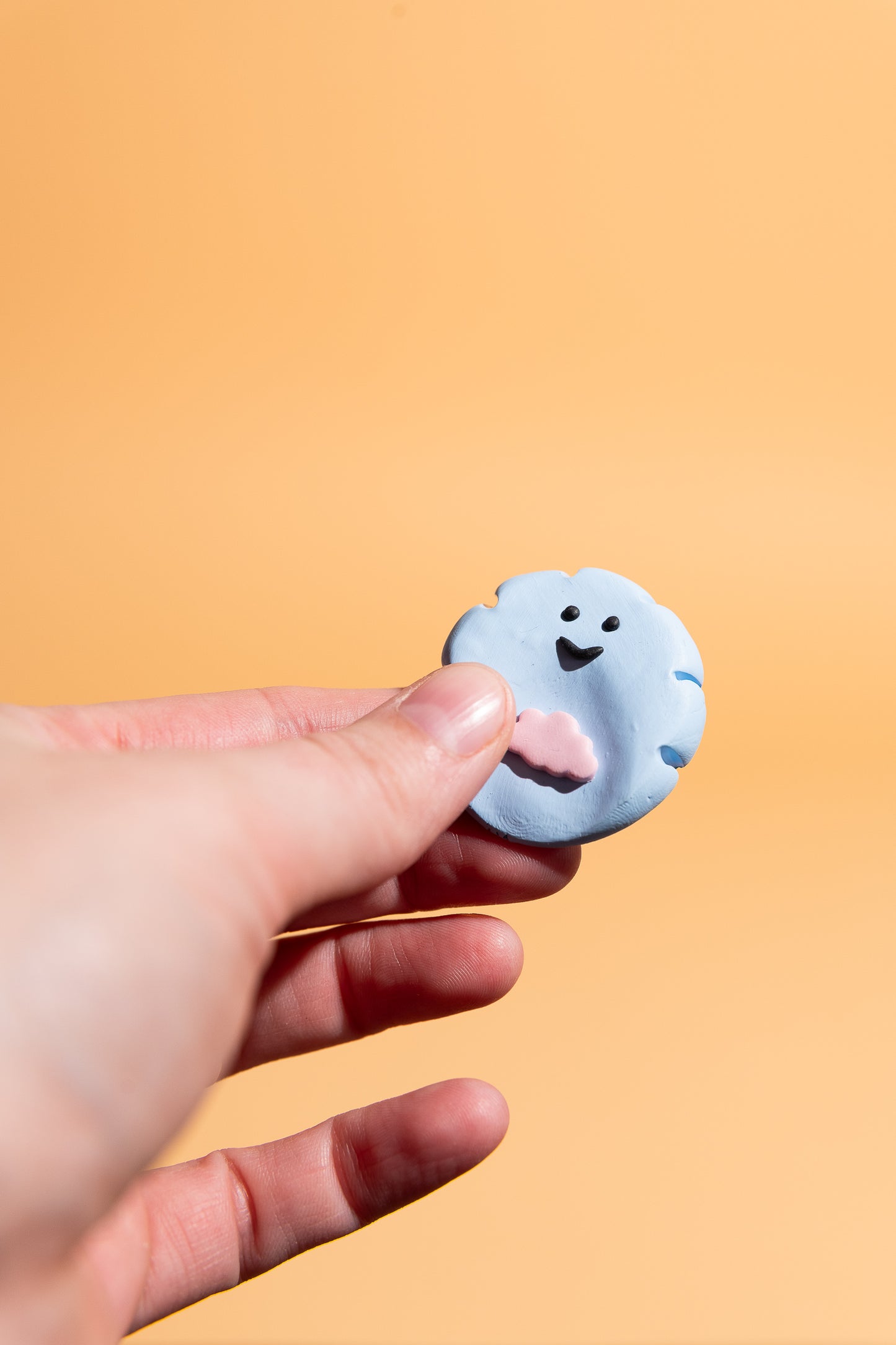 handgemachtes Wolken Fidget Toy Sorgenstein aus Polymer Clay UV Resin