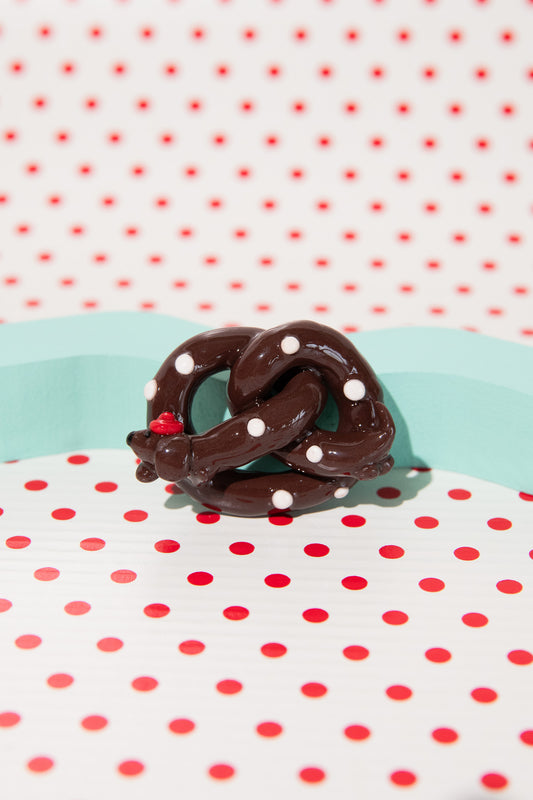 Fidget Toy Brezel Dackel aus Polymer Clay, handgefertigt