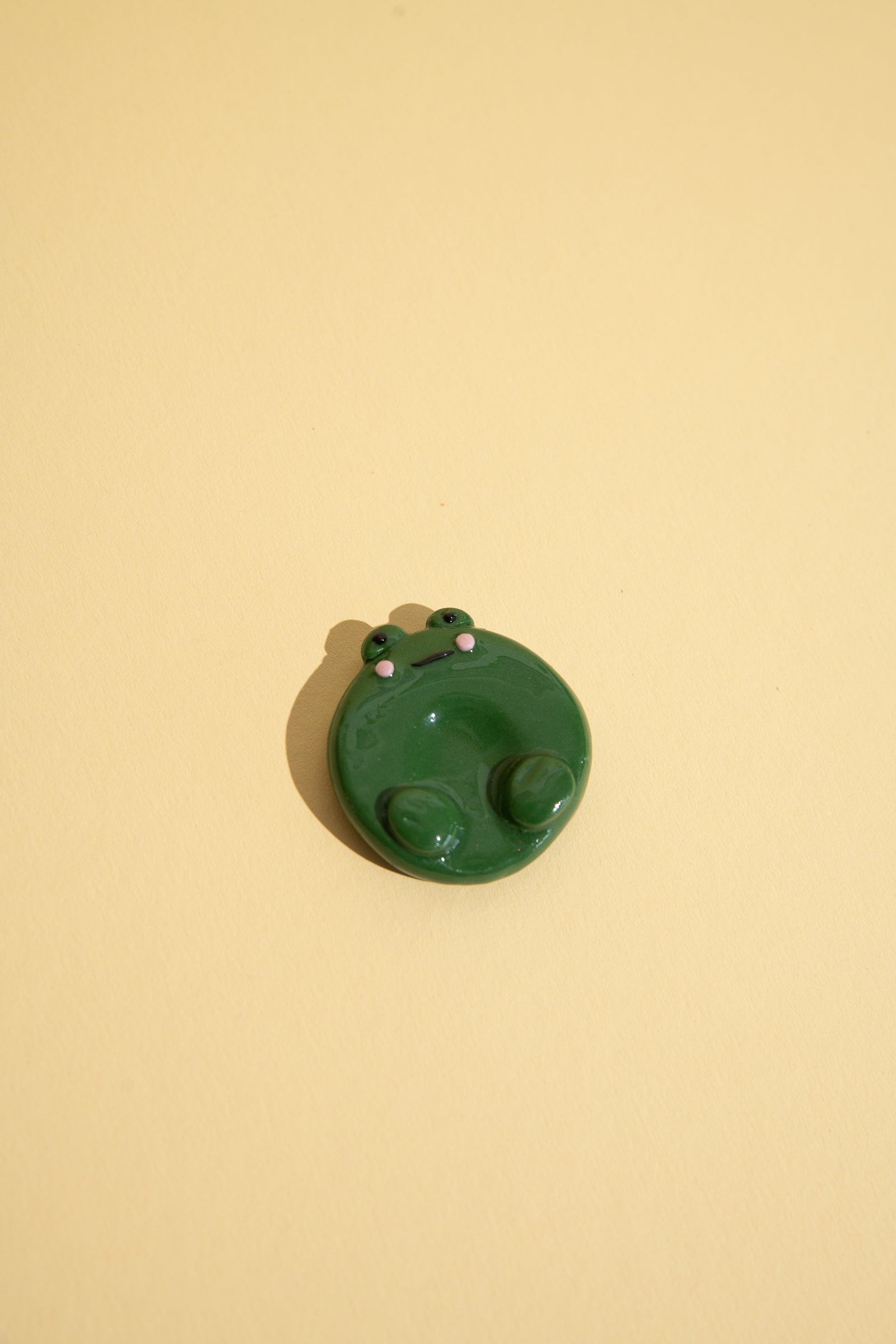 Handgemachter Frosch Sorgenstein aus Polymer Clay für Ruhe und Entspannung