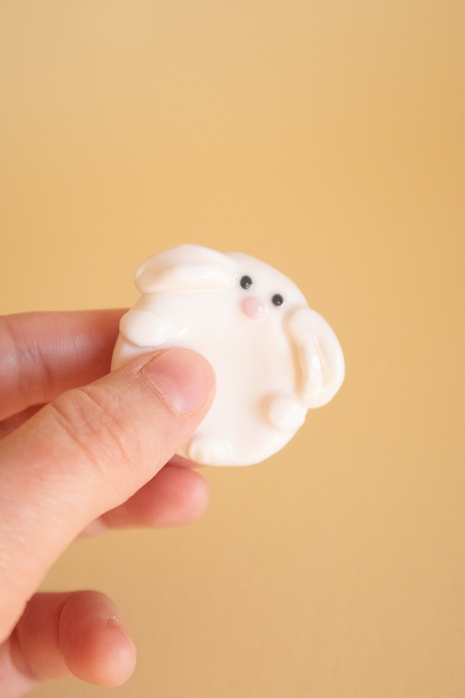 Weißer Hase Fidget Toy Sorgenstein aus Polymer Clay für Stressabbau und Entspannung