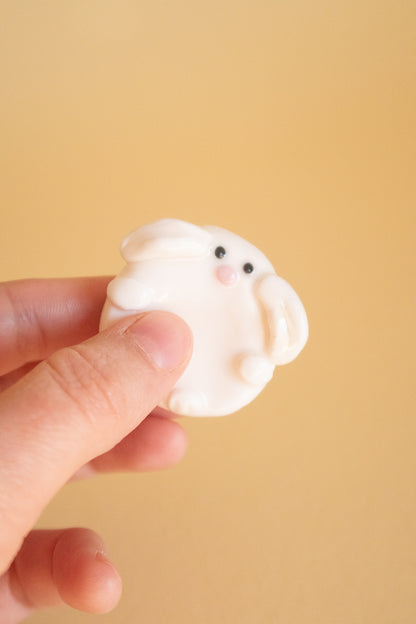 Weißer Hase Fidget Toy Sorgenstein aus Polymer Clay für Stressabbau und Entspannung