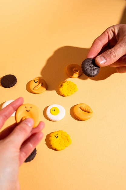 Niedlicher Snack Fidget Toy Sorgenstein aus Polymer Clay für ADHS und Neurodivergenz
