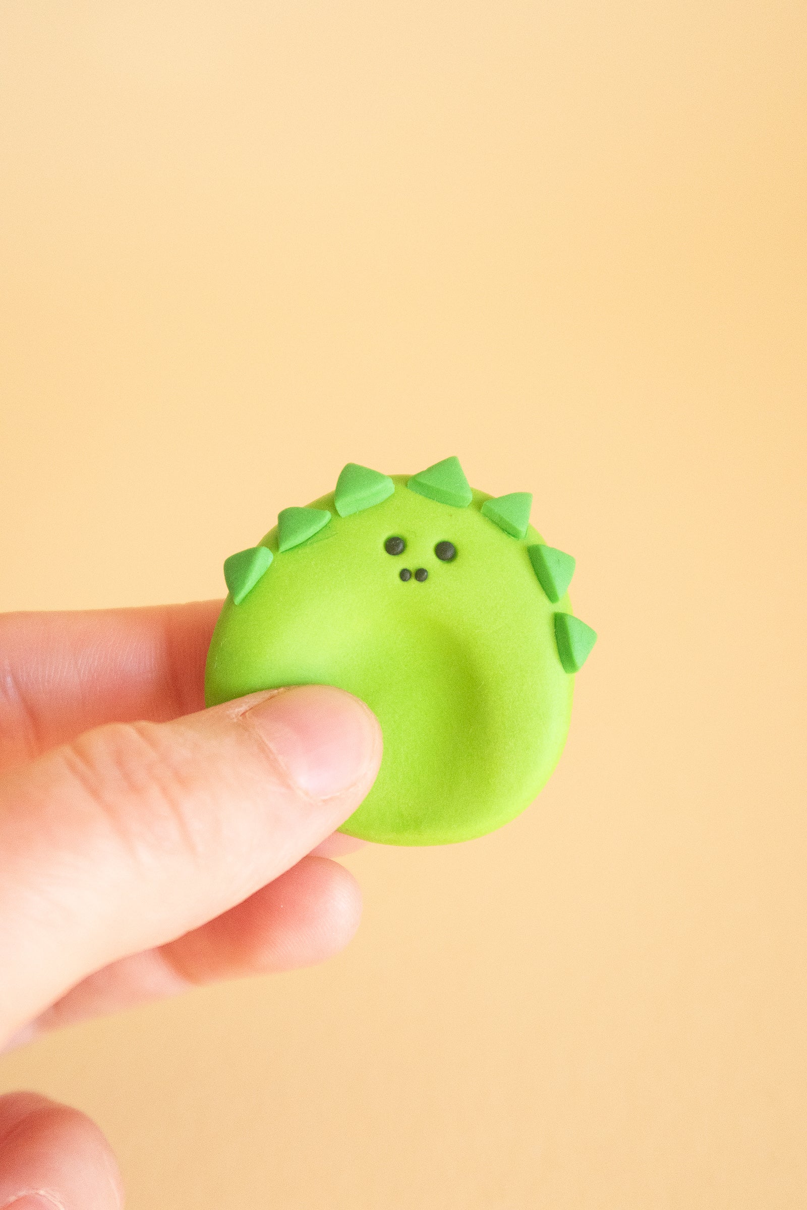 Niedlicher T-Rex Fidget Toy Sorgenstein aus Polymer Clay für Stressabbau und ADHS