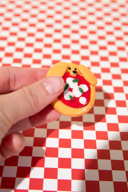 Detailaufnahme Sorgenstein Handschmeichler Hund mit Mozzarella Pizza und Basilikum