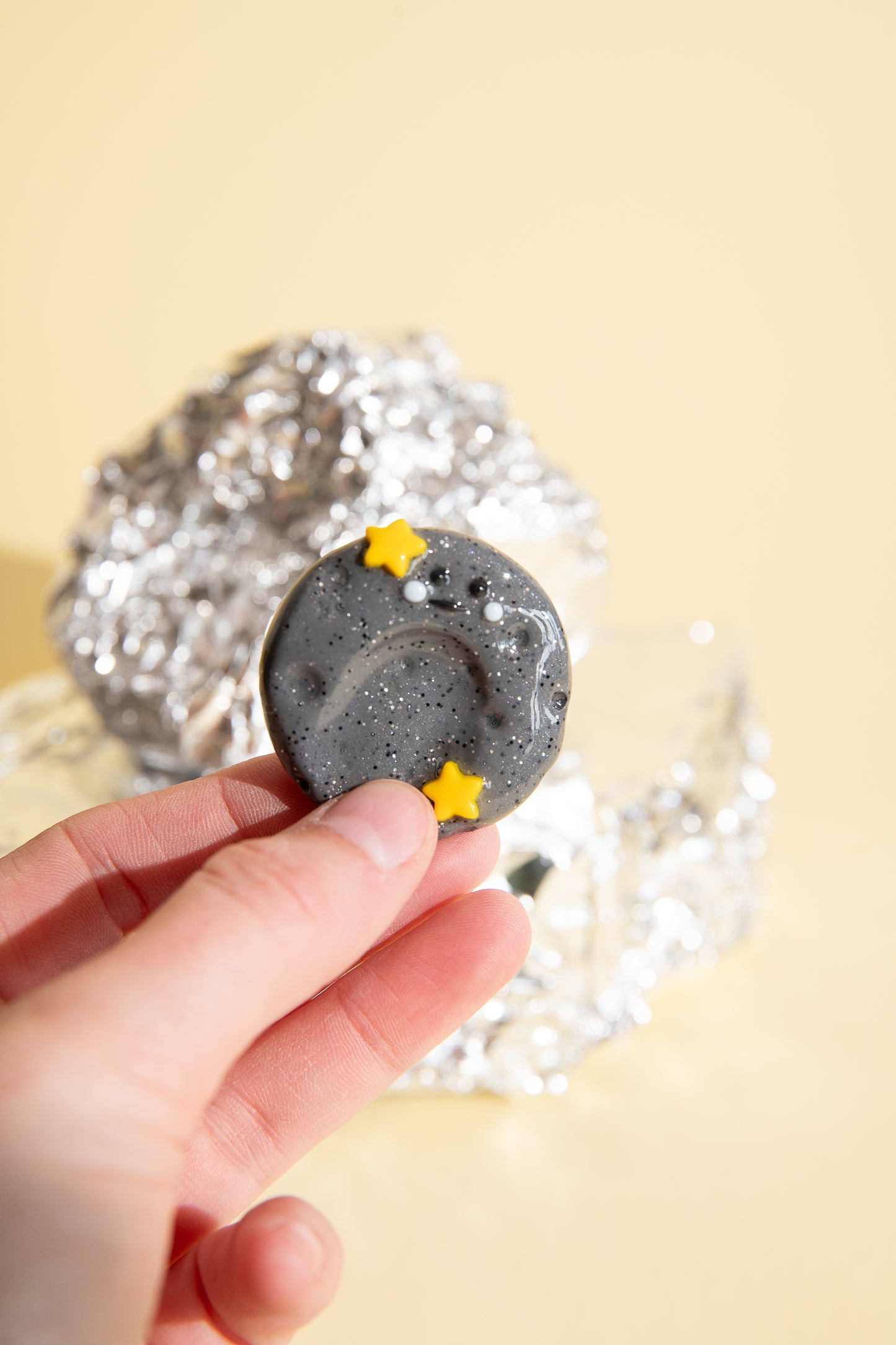 Fidget Sorgenstein Mond mit Kratern und kleinen Steinstrukturen