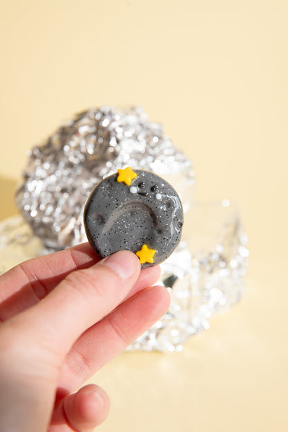 Fidget Sorgenstein Mond mit Kratern und kleinen Steinstrukturen