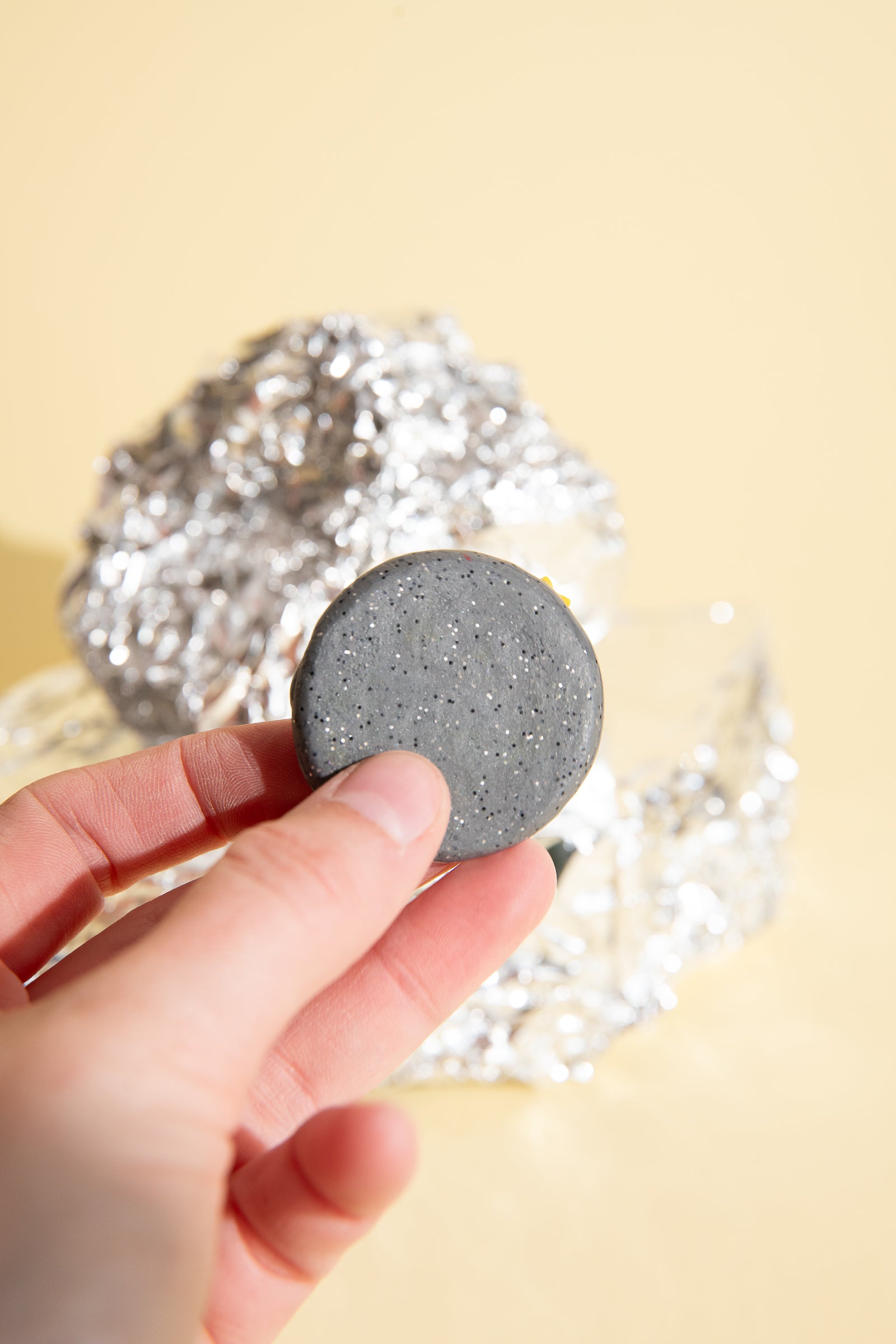Mond Sorgenstein aus Polymer Clay, glitzernd und detailreich