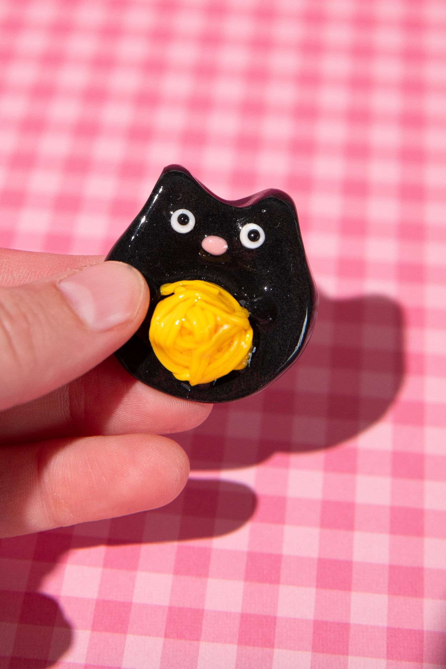 Niedliche Katze mit Pasta als Fidget Toy gegen Stress