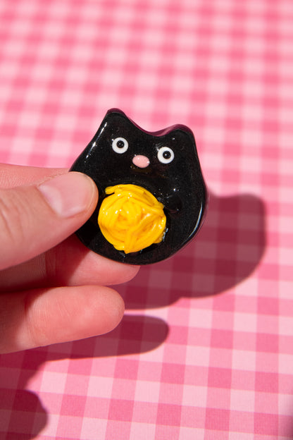Niedliche Katze mit Pasta als Fidget Toy gegen Stress