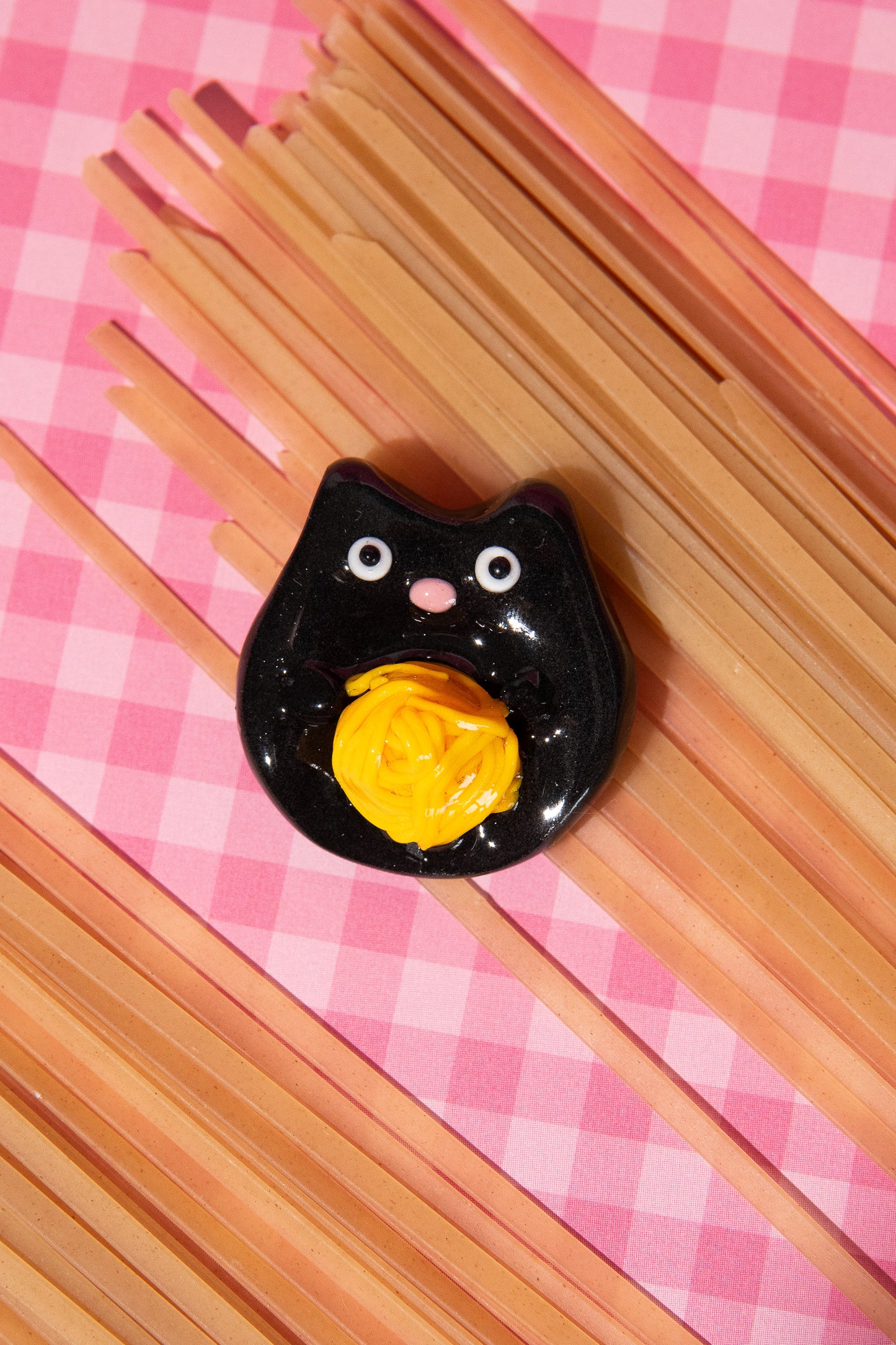 Sorgenstein Katze mit Pasta als sensorisches Fidget Toy für Neurodivergenz