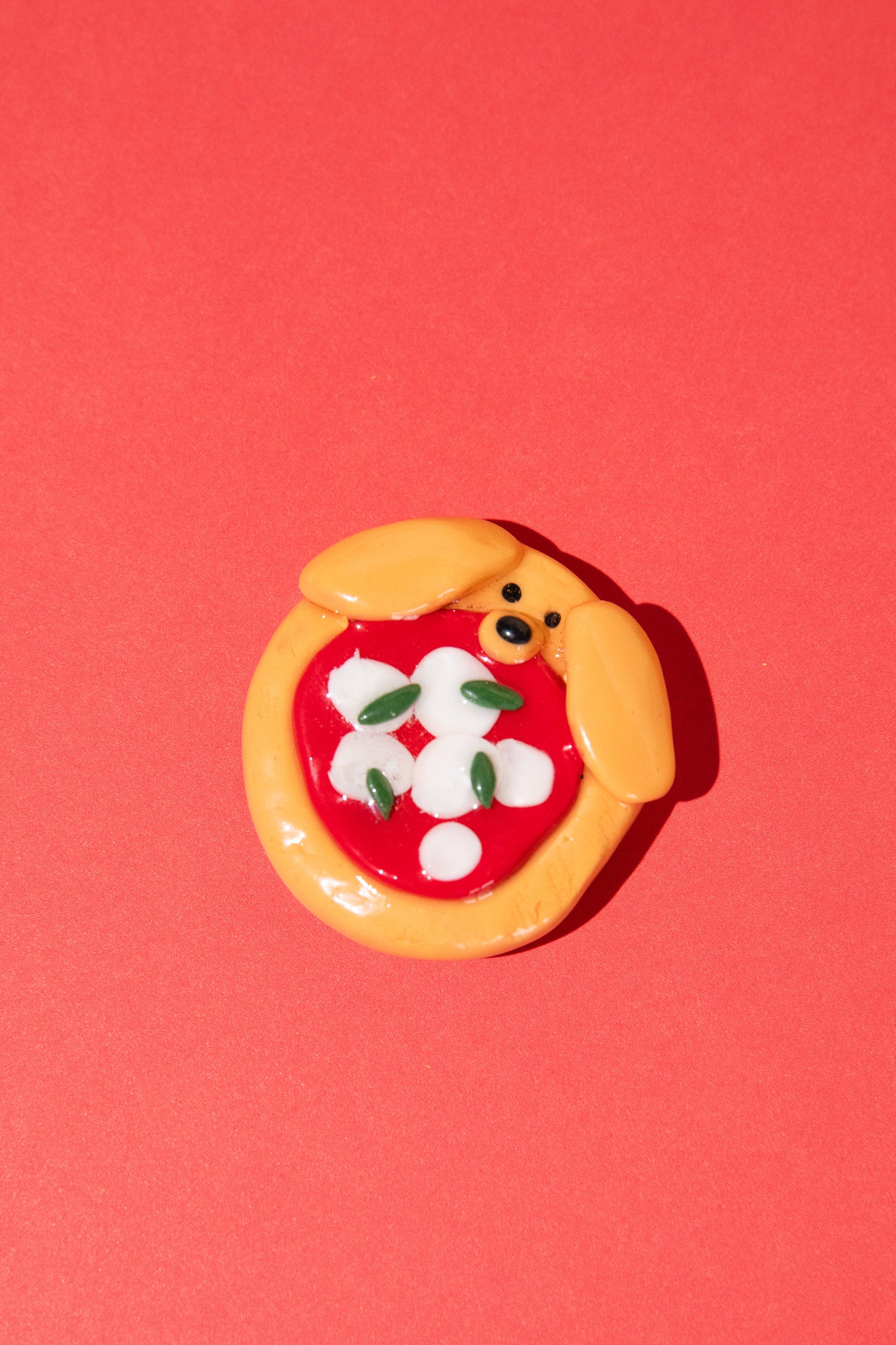 Fidget Toy Sorgenstein Hund mit Pizza aus Polymer Clay, handgefertigt