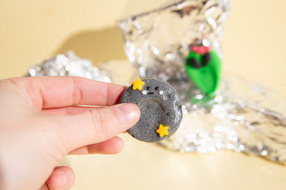 Kleiner Mond Sorgenstein aus Polymer Clay, minimalistisch gestaltet