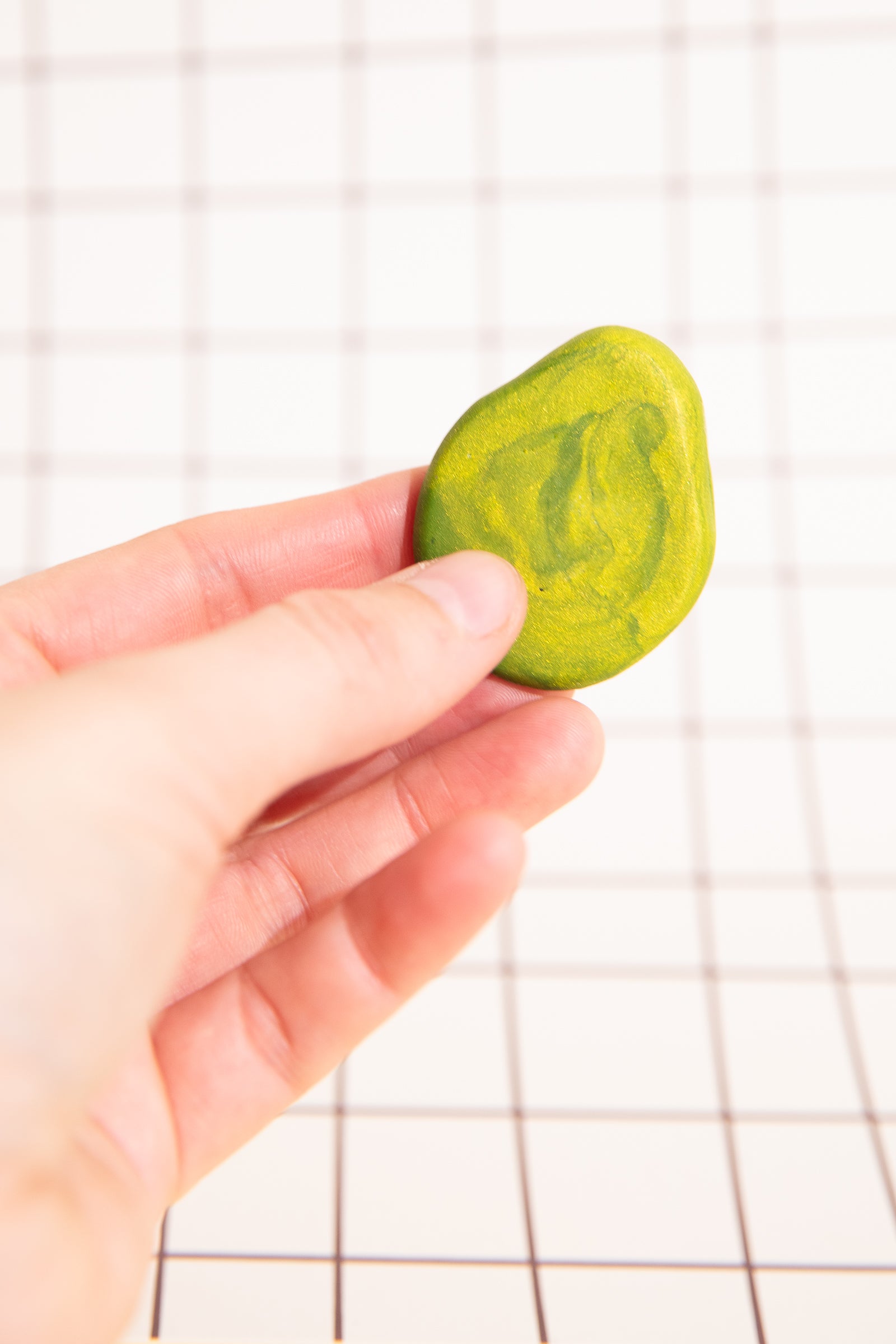 Polymer Clay Avocado Sorgenstein für Neurodivergenz und Stressabbau im Alltag