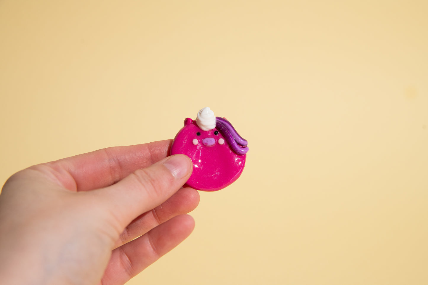 Roter Sorgenstein mit Herzchen aus Polymer Clay für Selbstliebe und emotionale Balance