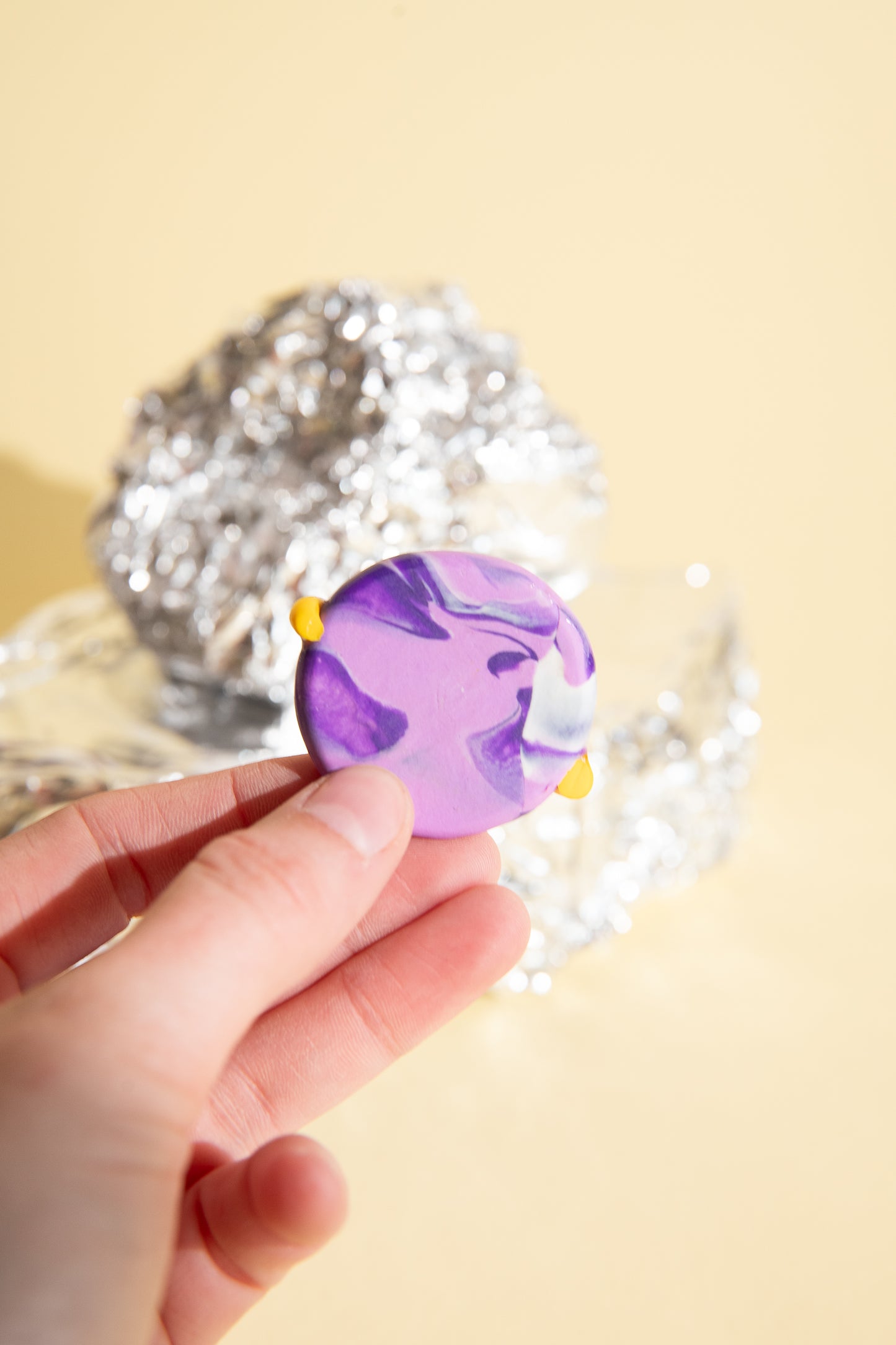 Zwei Fidget Sorgensteine im Weltall Design, Planet und Mond