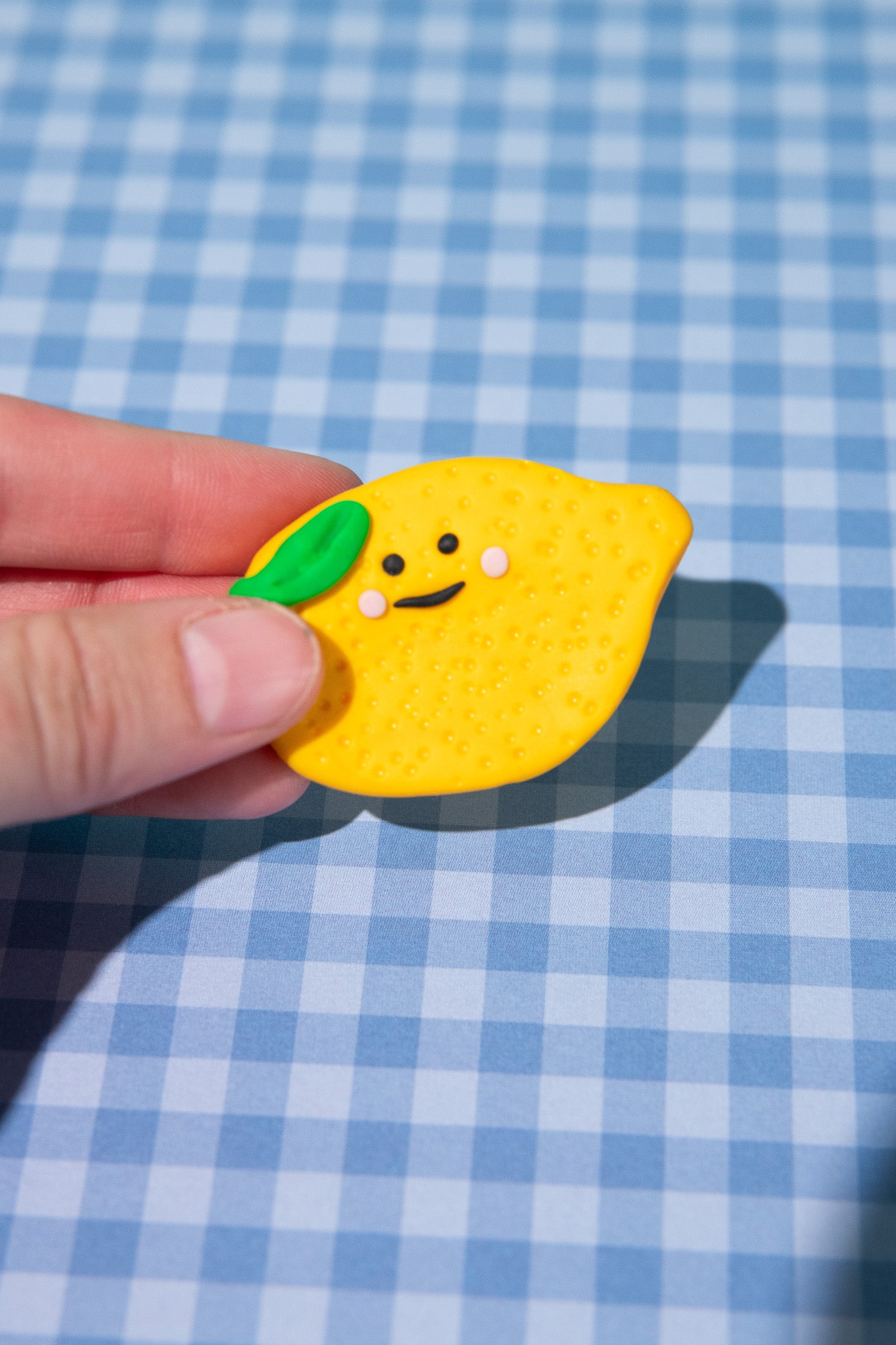 Handgemachter Sorgenstein Handschmeichler Zitrone aus Polymer Clay